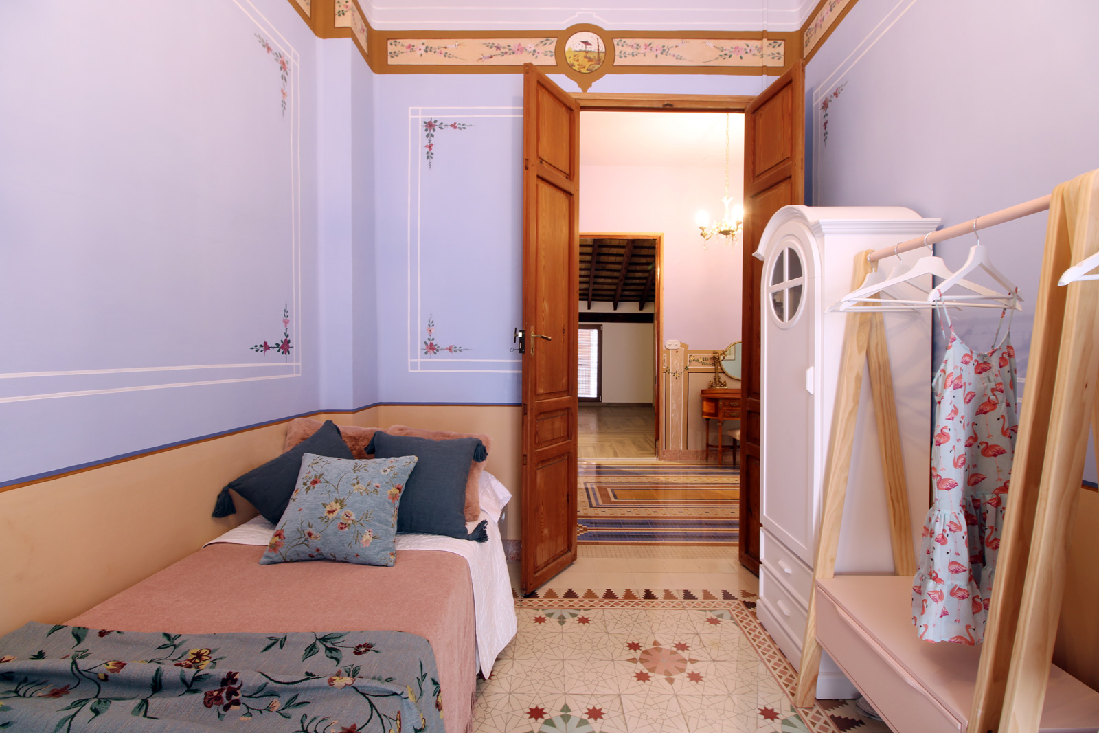 Dormitorio individual con caballete con ropa y armario