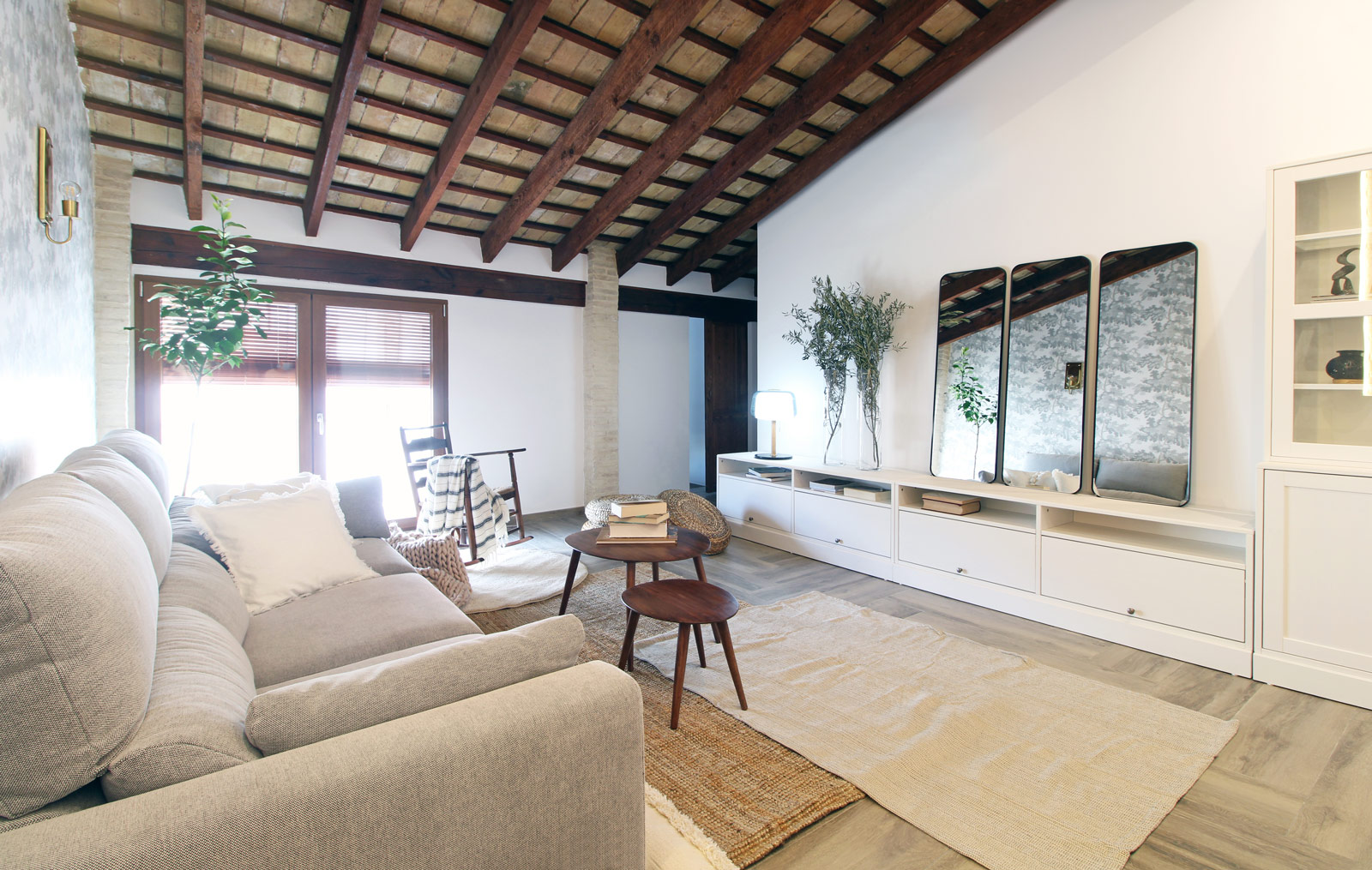 Plano completo del salón, techo con vigas de madera, mesitas de madera, sofá