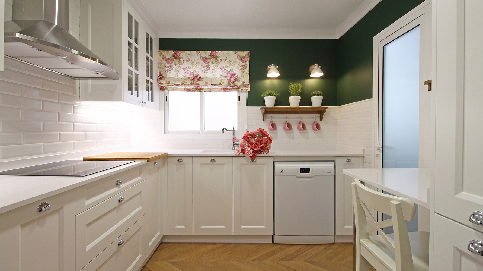 cocina con muebles blancos, combinado con pared de azulejos y verde, ramo de flores de decoración