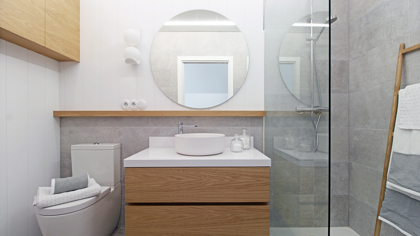 baño completo con ducha moderna, en tonos madera y blanco